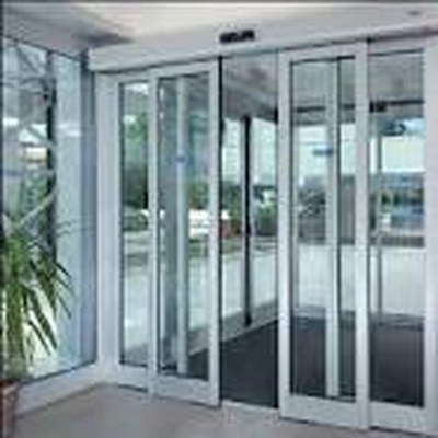 Automatic sensor door