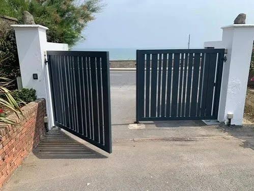 Automatic swing gate